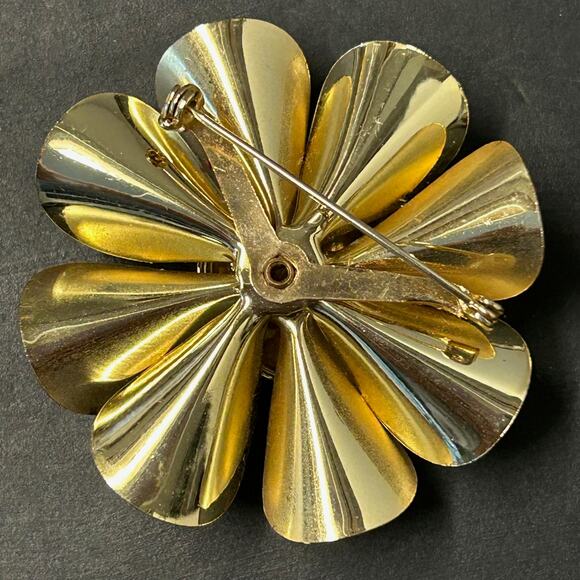 Vintage Gold Tone Flower/Daisy Brooch - Picture 2 of 3